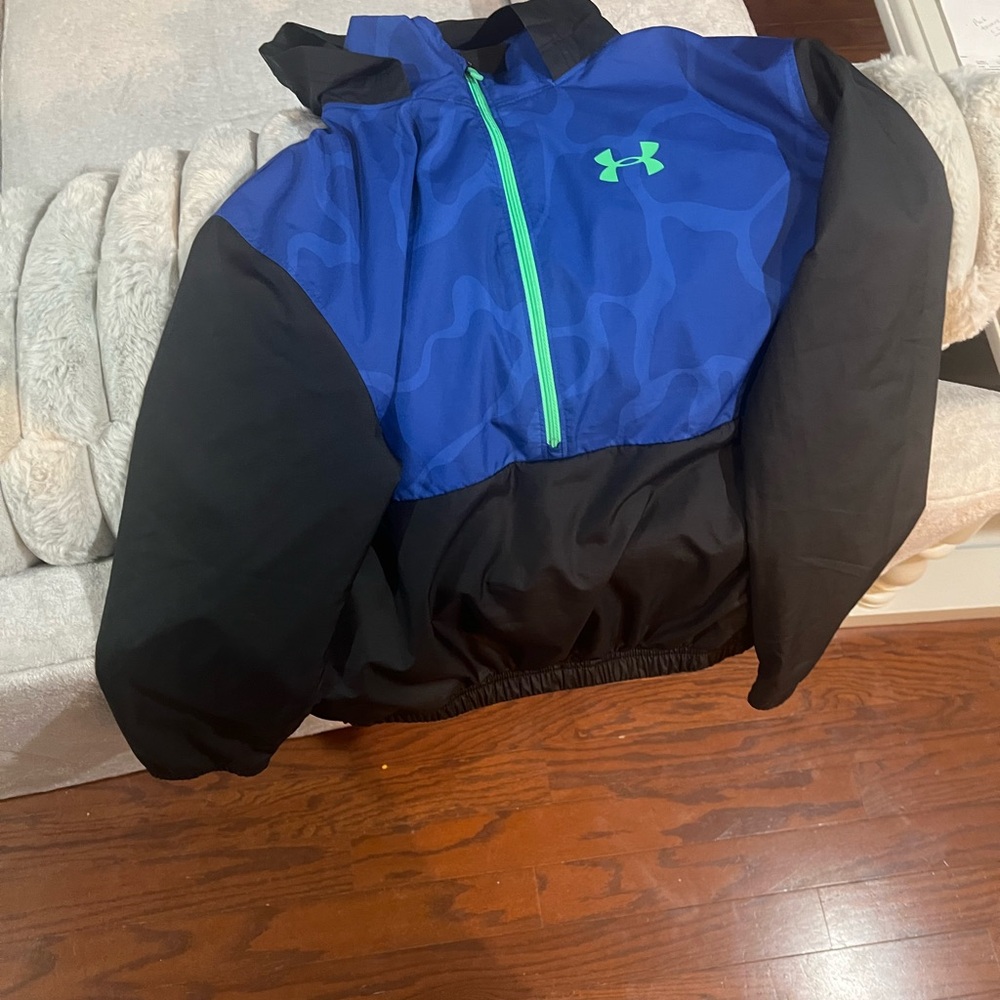 Used like new under armour windbreaker/raincoat packable.